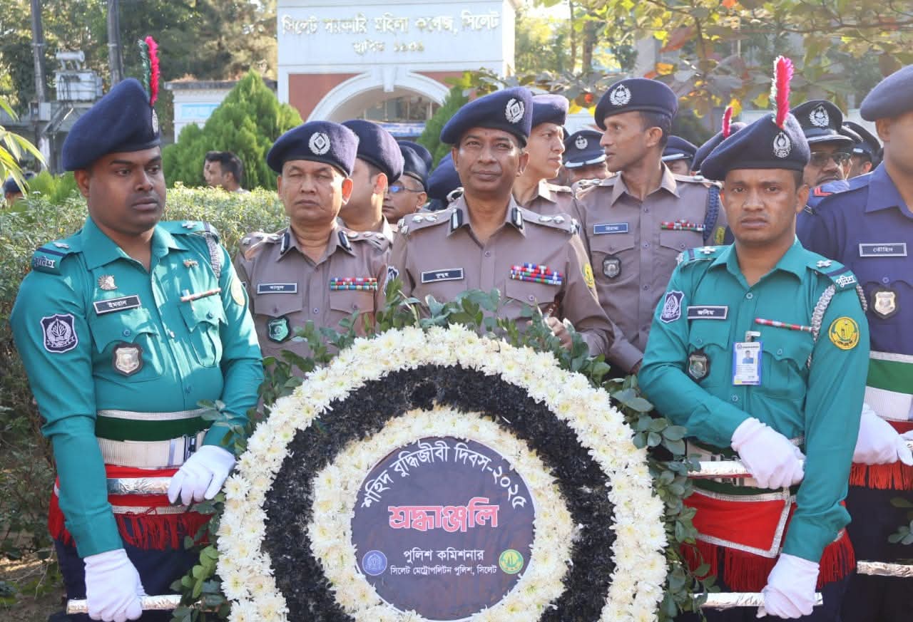 বুদ্ধিজীবী স্মৃতিসৌধে শ্রদ্ধাঞ্জলি অর্পণ করেন সিলেট মেট্রোপলিটন পুলিশ