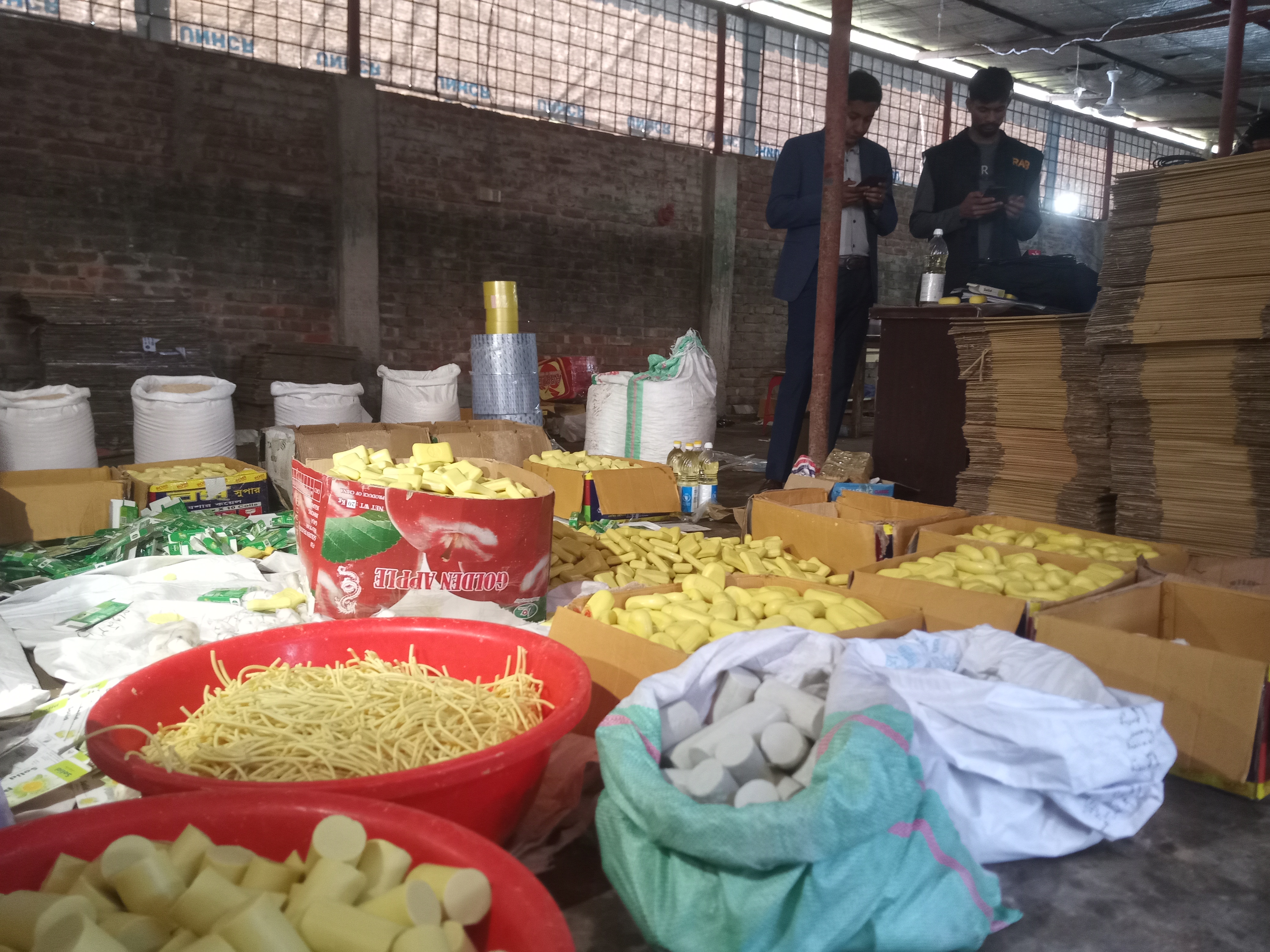 মানহীন সাবান কারখানায় র‍্যাব–বিএসটিআই হানা, যন্ত্রপাতি জব্দ