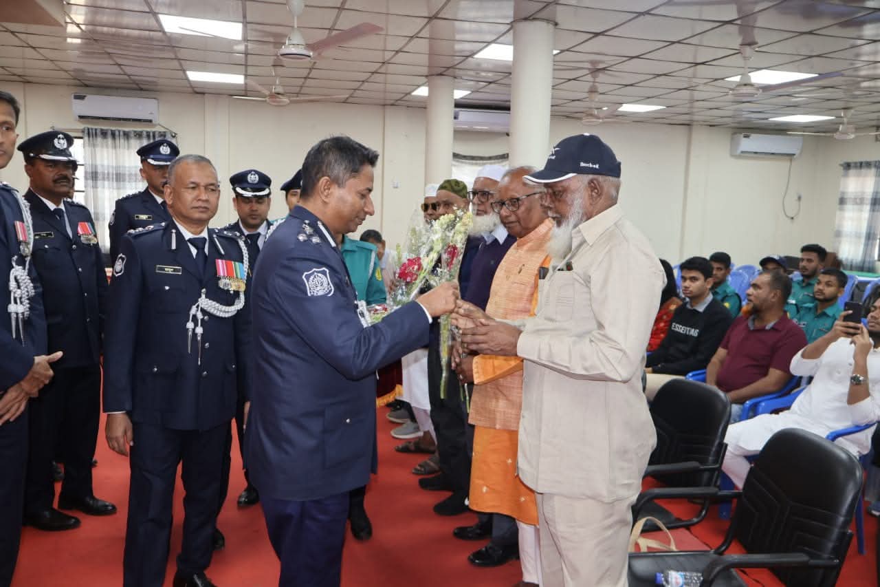 মহান বিজয় দিবস উদযাপন উপলক্ষে বীর পুলিশ মুক্তিযোদ্ধাদের সংবর্ধনা প্রদান