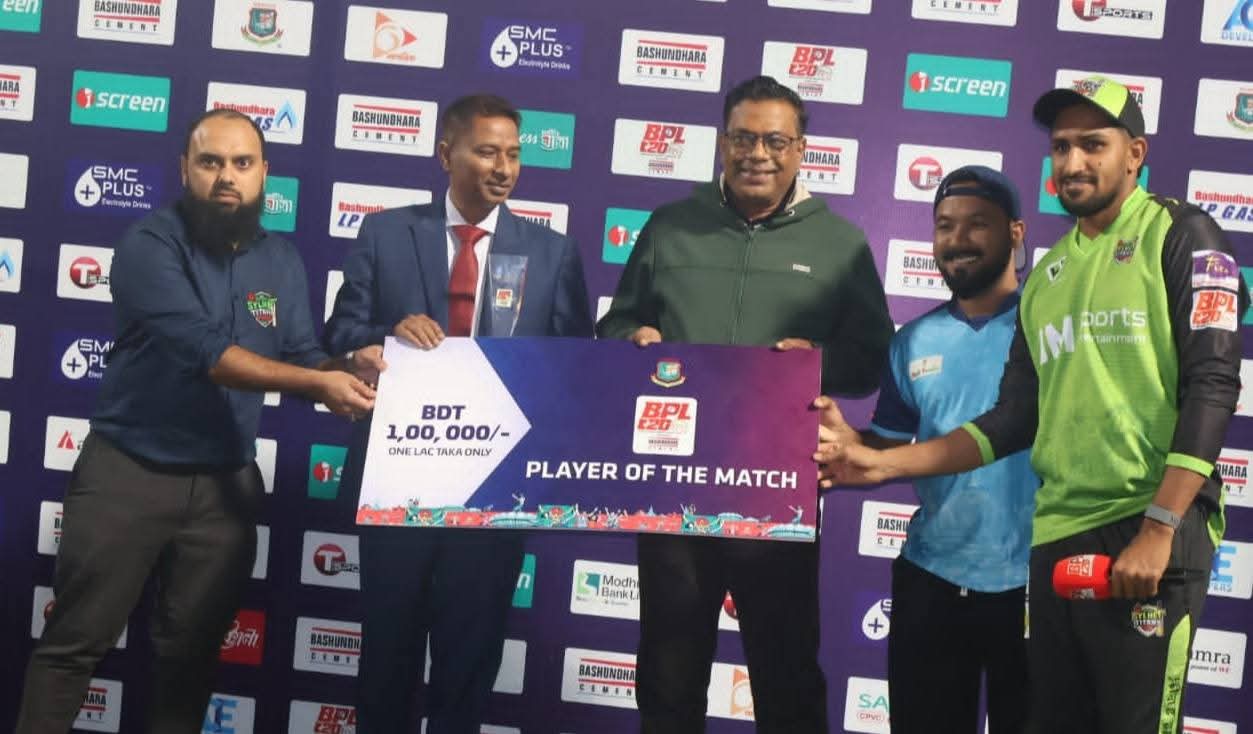 সিলেট টাইটান্সের খেলোয়াড় খালেদ আহমেদকে প্লেয়ার অব দ্য ম্যাচ পুরস্কার তুলে দেন পুলিশ কমিশনার