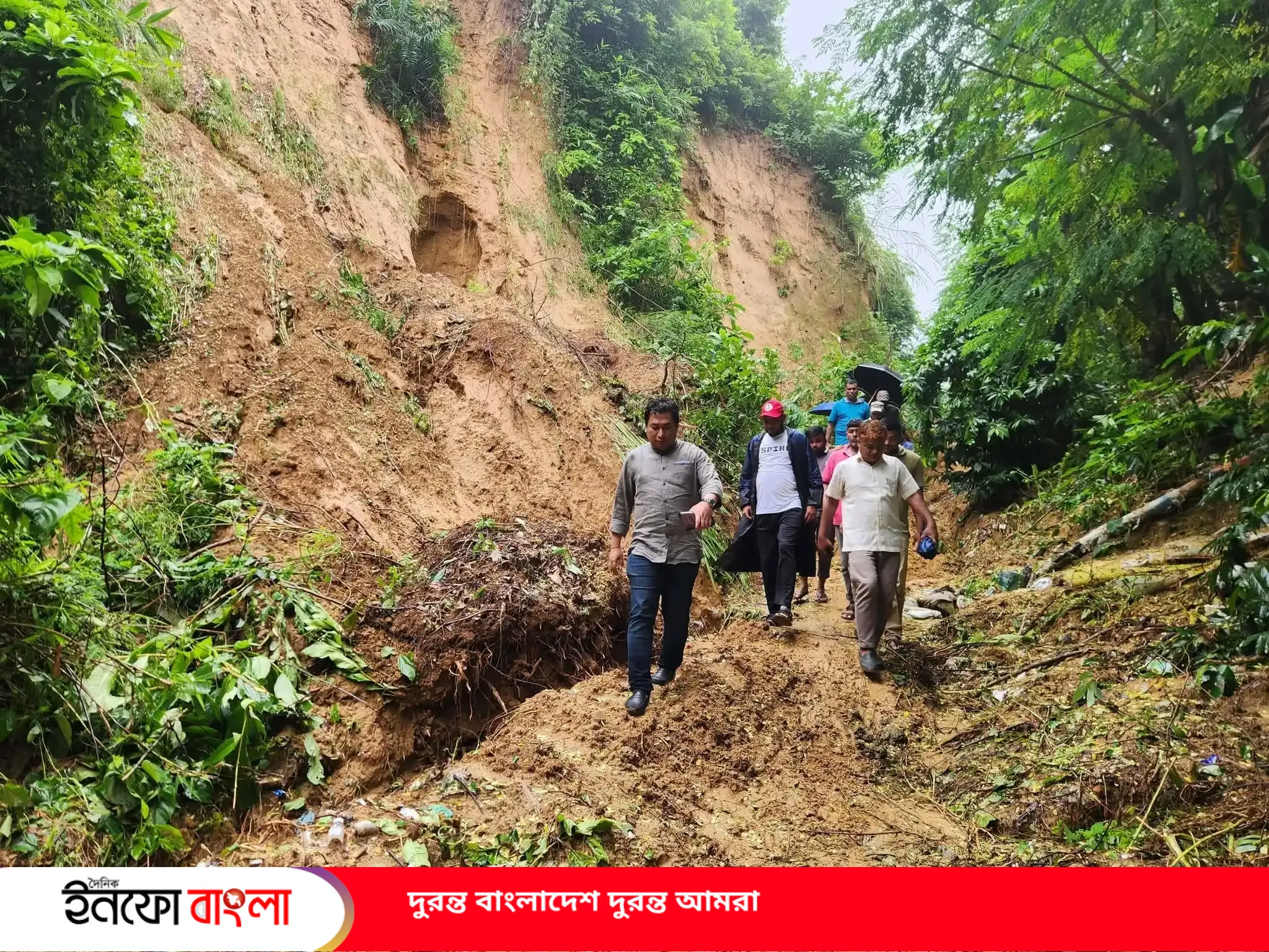 বৃষ্টিতে বিপর্যস্ত আনোয়ারায় ত্রাণ বিতরণ 