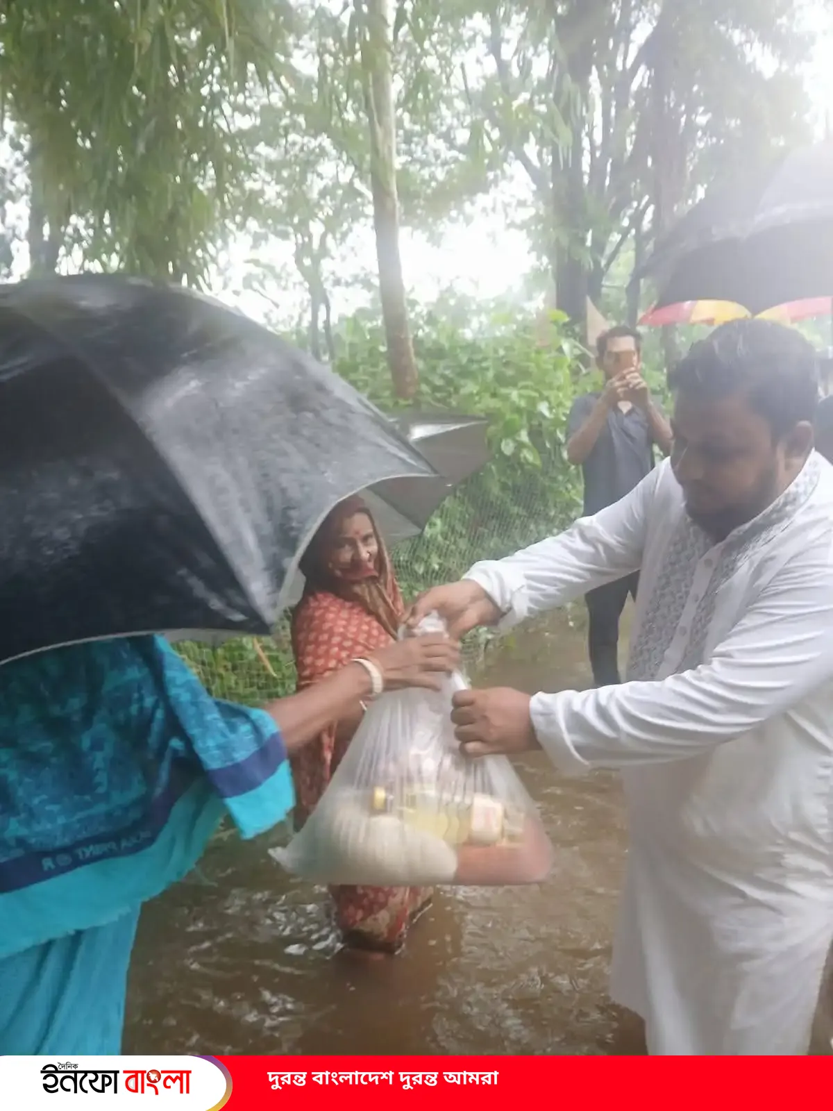 টানা বৃষ্টিতে পানিবন্দি ও ক্ষতিগ্রস্ত মা