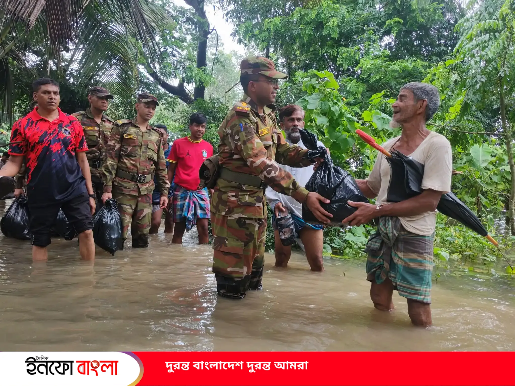 আনোয়ারা-বাঁশখালীর বন্যাকবলিত এলাকায় সেনা